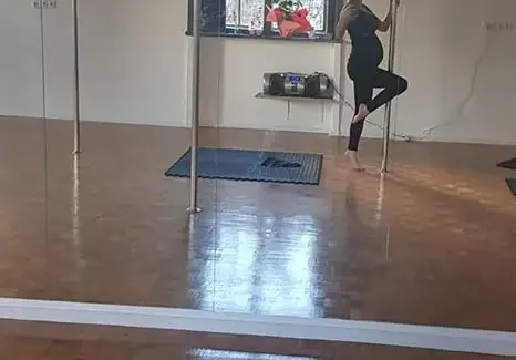 Бременната Лора Караджова се върти на пилон