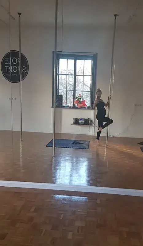 Бременната Лора Караджова се върти на пилон