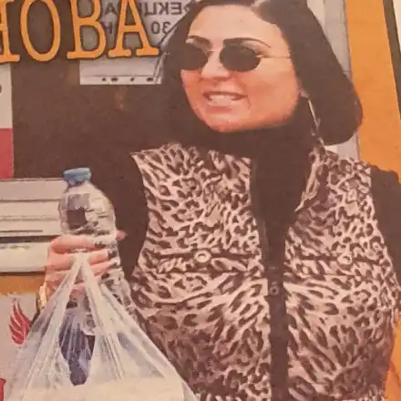 Цялата в злато, Софка гастролира между дюнерджийница и салон за красота (Папарашки снимки)