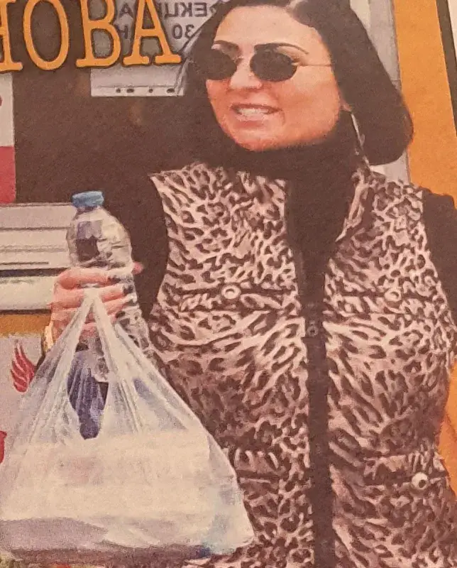 Цялата в злато, Софка гастролира между дюнерджийница и салон за красота (Папарашки снимки)