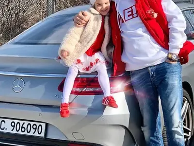 Д-р Енчев подбира дрехите на щерка си