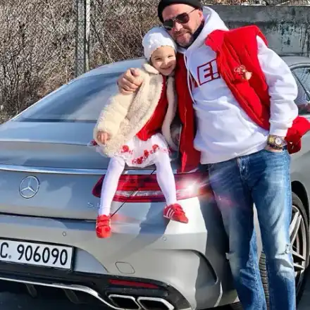 Д-р Енчев подбира дрехите на щерка си