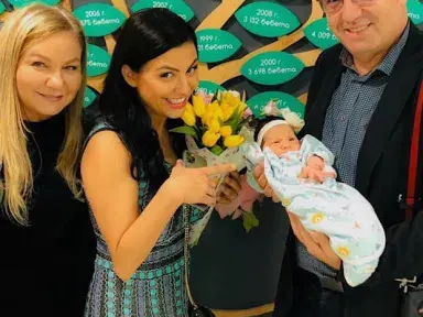 Деси Цонева харчи като луда за бебето си (Малката Бианка-Димана само в маркови дрехи)