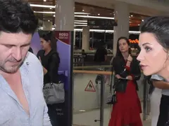 Диляна Попова държи Блатечки на сухо (Снимка)