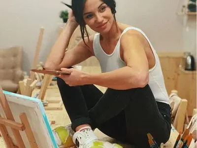 Диляна Попова рисува по скайп с гаджето на Врачански