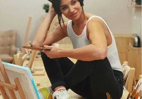 Диляна Попова рисува по скайп с гаджето на Врачански