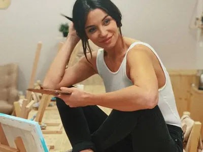 Диляна Попова рисува при гаджето на Врачански