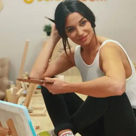 Диляна Попова рисува при гаджето на Врачански