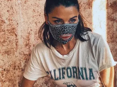 Диляна Попова шие маски с усти