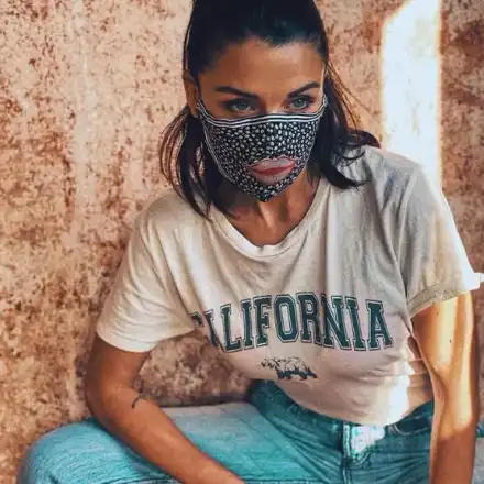 Диляна Попова шие маски с усти