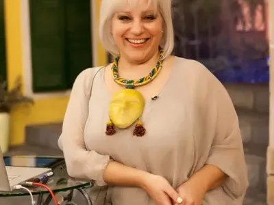 Джуджи се натиска в телевизията на Слави (Блондинката драпа да е пак на екран, влачи и протежето си с нея)