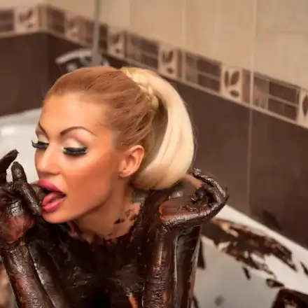 Джулиана Гани прави веган шоколад, а преди се мажеше с него