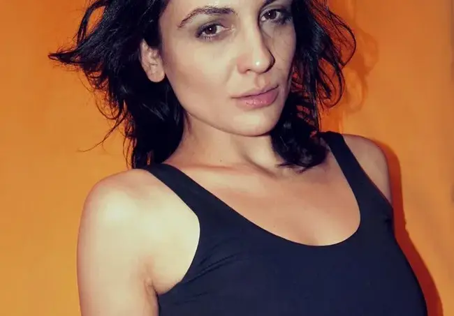 Доктор Огнянова от „Откраднат живот\" не носи сутиен (Диана Димитрова с охота демонстрира формите си)