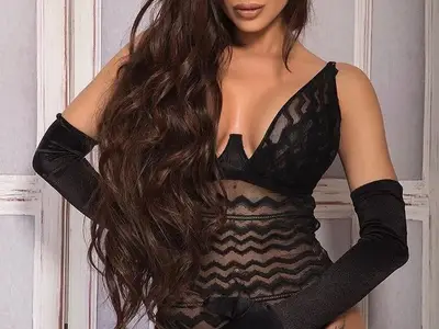 Емануела се фука с новите импланти