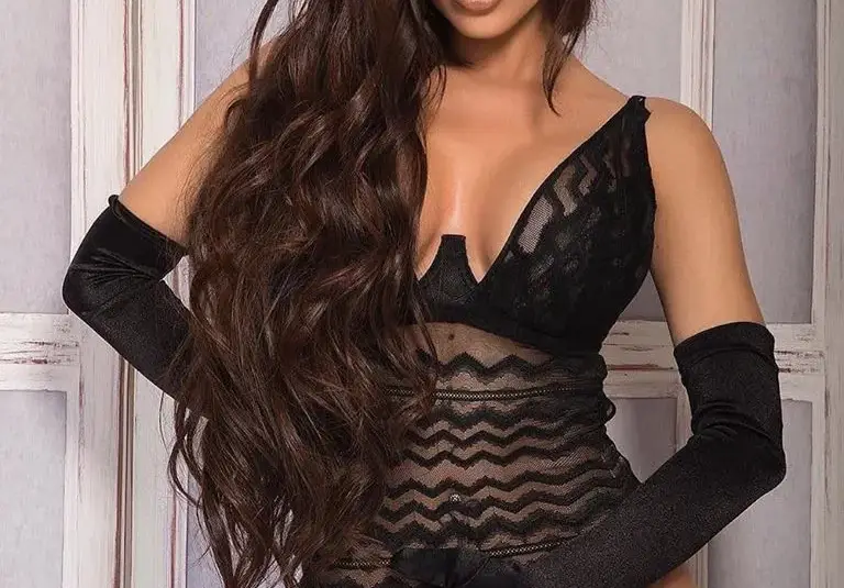 Емануела се фука с новите импланти