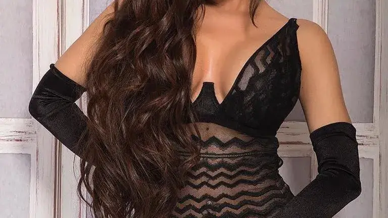 Емануела се фука с новите импланти