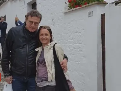 Емил Марков и жена му пресичат рисково (Доцент Захариев не признава пешеходни пътеки и подлези)