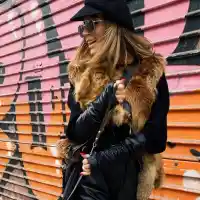 Есил Дюран в кожи от глава до пети