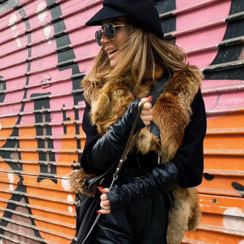 Есил Дюран в кожи от глава до пети