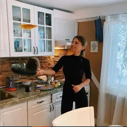 Есил Дюран върти палачинки