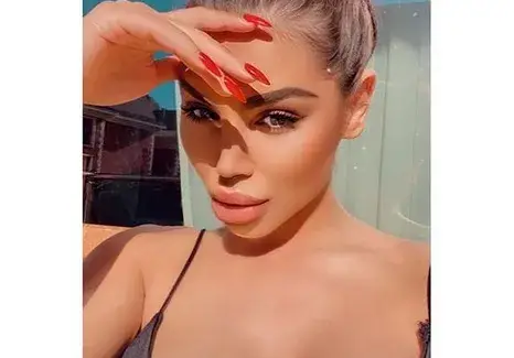 Ето ги безмозъчните бръмчалки, които  заработват като за последно по време на световната пандемия, заливат мрежата с пошли  селфита от чужбина и не им пука!