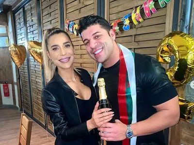 Фики Стораро празнува ЧРД с шампанско и трибагреник