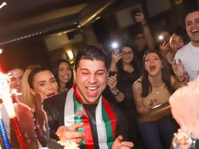 Фики Стораро празнува ЧРД с шампанско и трибагреник