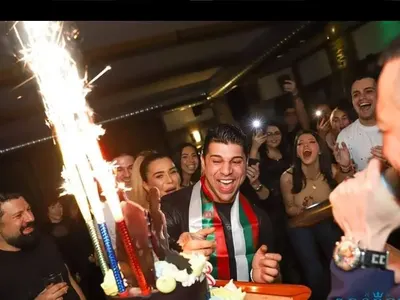 Фики Стораро празнува ЧРД с шампанско и трибагреник