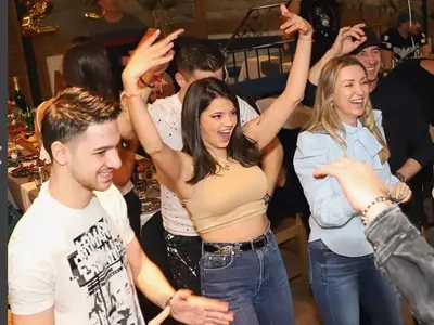 Фики Стораро празнува ЧРД с шампанско и трибагреник