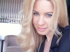 Фолк певица роди тайно