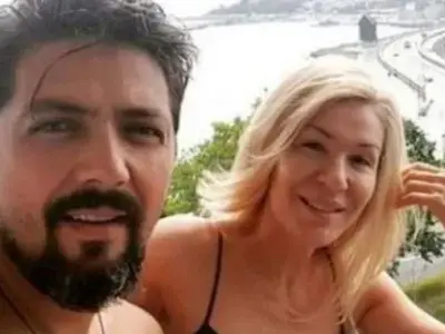 Гала татуира Стефан (Блондинката изписа името си на ръката му, да се знае, че е с него)