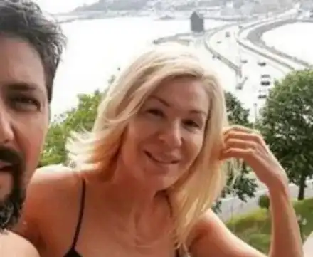 Гала татуира Стефан (Блондинката изписа името си на ръката му, да се знае, че е с него)