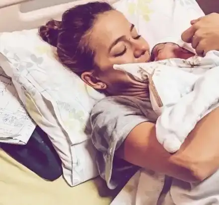 Годеницата на Наум Шопов още кърми, силиконът не й пречи