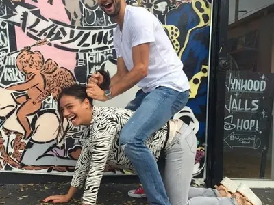 Гришо бори скуката с три мацки