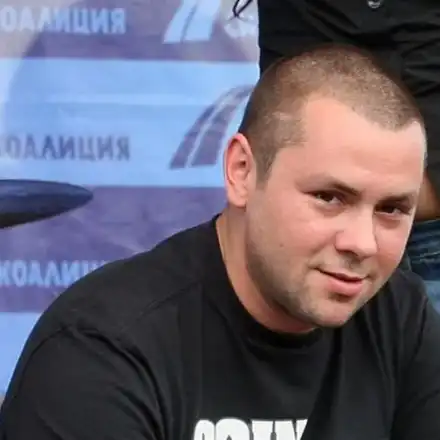 Ицо Хазарта спря белото