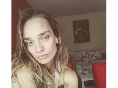 Ирена Милянкова плете мартеници, за да се изържа