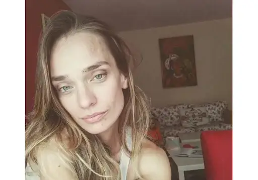 Ирена Милянкова плете мартеници, за да се изържа