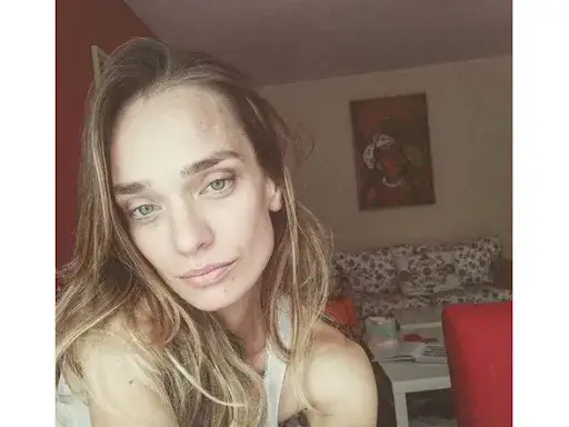 Ирена Милянкова плете мартеници, за да се изържа