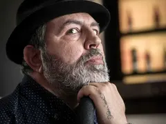 Жена блъска Мутафчиев, той й се извинява с писмо и я кани на театър