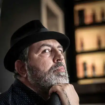 Жена блъска Мутафчиев, той й се извинява с писмо и я кани на театър