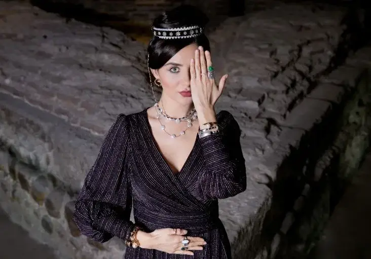 Катарзис или психария? 36-годишната Елен Колева се прекръсти, получава сигнали от космоса и лекува с ръце