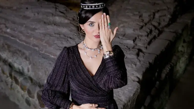 Катарзис или психария? 36-годишната Елен Колева се прекръсти, получава сигнали от космоса и лекува с ръце