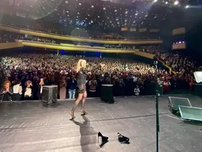 Коронавирусът не плаши Лили, певицата репетира всеки ден за мегатурнето си