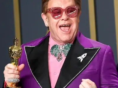 Лорд Минчев в акция: Камелия да се обнови с един…лампион, Шерил Кроу облечена в подправки и още + СНИМКИ