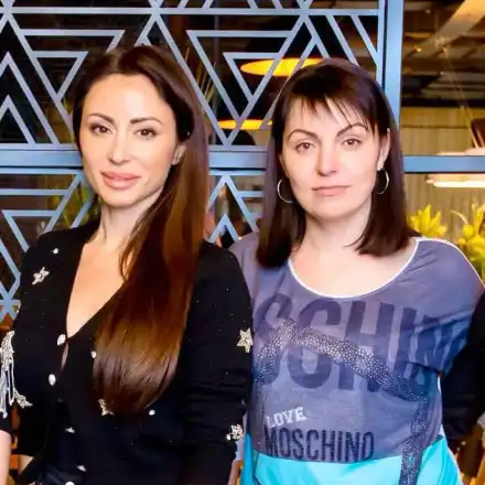 Мис Силикон ще учи жената на Борис Дали