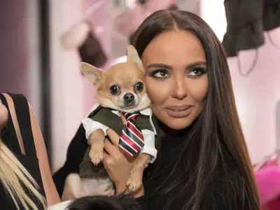 Николета с три палета у дома