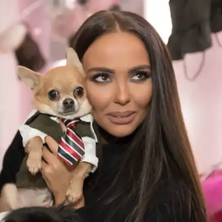 Николета с три палета у дома