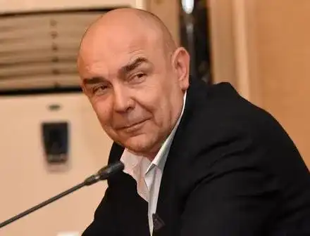 Пълна подигравка! Сърмов пуска чалга певица в Сатирата