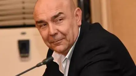 Пълна подигравка! Сърмов пуска чалга певица в Сатирата