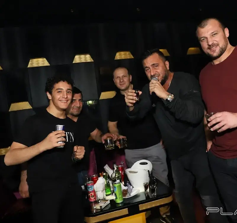 Потрес: Назярян и синът му плуват в море от чалга, алкохол и вируси (Снимки)